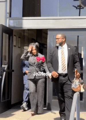 Trần đời chưa thấy ai hầu toà như sao nữ này: Hết cợt nhả, ngủ gục, rồi lại xô xát ngay sau xét xử!- Ảnh 5. Trần đời chưa thấy ai hầu toà như sao nữ này: Hết cợt nhả, ngủ gục, rồi lại xô xát ngay sau xét xử!- Ảnh 5.