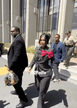 Trần đời chưa thấy ai hầu toà như sao nữ này: Hết cợt nhả, ngủ gục, rồi lại xô xát ngay sau xét xử!- Ảnh 7. Trần đời chưa thấy ai hầu toà như sao nữ này: Hết cợt nhả, ngủ gục, rồi lại xô xát ngay sau xét xử!- Ảnh 7.