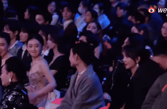 Hành động bất ngờ của Triệu Lệ Dĩnh với Hành động bất ngờ của Triệu Lệ Dĩnh với