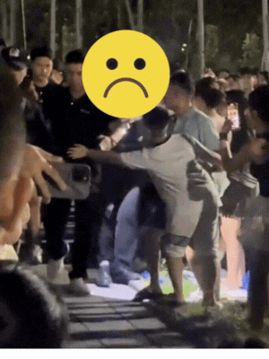 Video gây bức xúc: Vệ sĩ đi cùng Dương Domic xô ngã người dân thô bạo- Ảnh 2. Video gây bức xúc: Vệ sĩ đi cùng Dương Domic xô ngã người dân thô bạo- Ảnh 2.