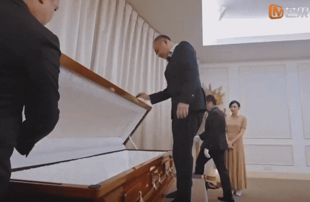 Sốc trước vợ chồng đình đám showbiz tổ chức đám tang trên sóng truyền hình, vợ diễn viên phản ứng gay gắt- Ảnh 1. Sốc trước vợ chồng đình đám showbiz tổ chức đám tang trên sóng truyền hình, vợ diễn viên phản ứng gay gắt- Ảnh 1.