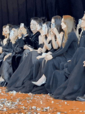 Màn catwalk khó hiểu của Thanh Hằng: Nhã Phương và dàn sao bị