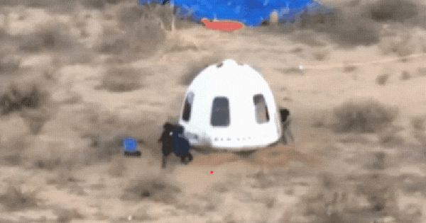 Một tỷ phú nổi tiếng ngã nhào khi đón vị hôn thê trở về từ chuyến bay vào vũ trụ thiet ke chua co ten 6 1744686881350858406955gifpng