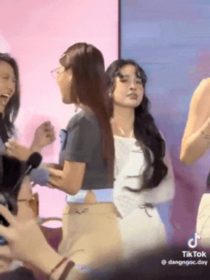 Bắt cận thái độ ca nương Kiều Anh khi thành