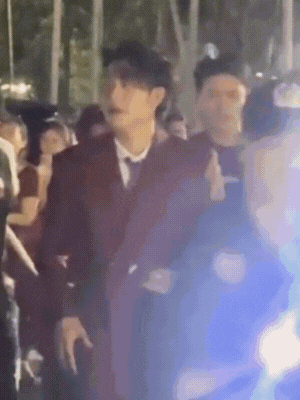 Video gây bức xúc: Vệ sĩ đi cùng Dương Domic xô ngã người dân thô bạo- Ảnh 3. Video gây bức xúc: Vệ sĩ đi cùng Dương Domic xô ngã người dân thô bạo- Ảnh 3.