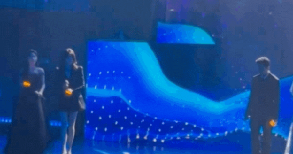 Clip thót tim: Chương Tử Di ngã nhào úp mặt giữa sóng trực tiếp, chấn thương nghiêm trọng hơn công bố? 27 Clip thót tim: Chương Tử Di ngã nhào úp mặt giữa sóng trực tiếp, chấn thương nghiêm trọng hơn công bố? thiet ke chua co ten 62 1746007253234595508340 0 0 335 640 crop 17460072700631437561039gifpng