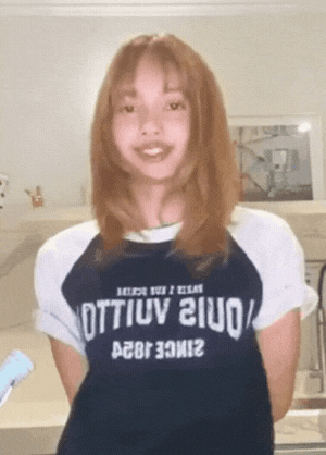 Lisa (BLACKPINK) lên tiếng về bức ảnh chảy máu tai gây hoang mang khắp MXH- Ảnh 2. Lisa (BLACKPINK) lên tiếng về bức ảnh chảy máu tai gây hoang mang khắp MXH- Ảnh 2.