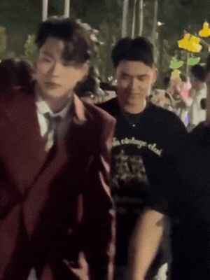 Video gây bức xúc: Vệ sĩ đi cùng Dương Domic xô ngã người dân thô bạo- Ảnh 4. Video gây bức xúc: Vệ sĩ đi cùng Dương Domic xô ngã người dân thô bạo- Ảnh 4.