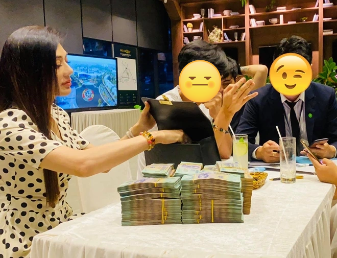 Nghệ sĩ chuyển giới cầm 30 tỷ tiền mặt đi mua biệt thự ở TP.HCM, U50 làm mẹ đơn thân, lận đận tình duyên- Ảnh 5. Nghệ sĩ chuyển giới cầm 30 tỷ tiền mặt đi mua biệt thự ở TP.HCM, U50 làm mẹ đơn thân, lận đận tình duyên- Ảnh 5.