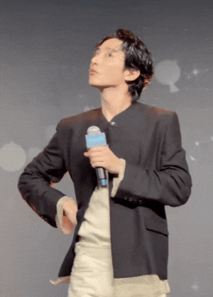 "Bạn thân G-Dragon" hành động bất thường, mắt trợn tròn, cười ngờ nghệch như dọa ma khán giả giữa sự kiện thiet ke chua co ten 70 17567840838131946733627 1756790526885 1756790527220807090790