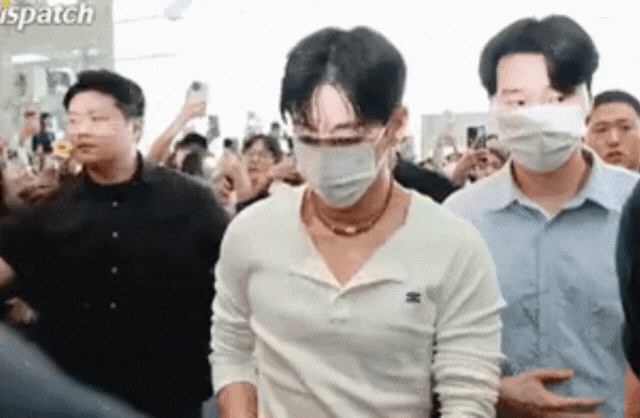 Kinh hoàng cảnh V (BTS) bị fan lao vào xô đẩy, sân bay náo loạn như