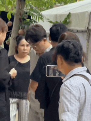 MC Đại Nghĩa xuất hiện buồn bã, lặng người trước di ảnh mẹ, vợ chồng Việt Hương âm thầm đến viếng- Ảnh 1. MC Đại Nghĩa xuất hiện buồn bã, lặng người trước di ảnh mẹ, vợ chồng Việt Hương âm thầm đến viếng- Ảnh 1.