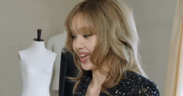 "Bãi chiến trường" dưới video Met Gala của Lisa: Tiếng Anh của em út BLACKPINK có thật sự "lên trình"? thiet ke chua co ten 87 17466035113041218920489 0 0 335 640 crop 1746603532273524168157gifpng