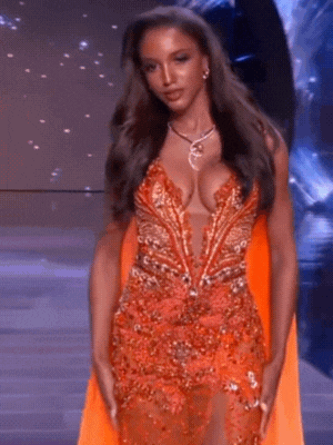 Sự cố nghiêm trọng tại Miss Universe: 1 thí sinh ngã sấp mặt, phải rời sân khấu bằng băng ca cấp cứu- Ảnh 4.