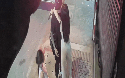 Camera an ninh ghi lại cảnh 1 đôi Vbiz hôn nhau giữa phố, 2 em bé đứng bên cạnh có hành động khó ngờ- Ảnh 1.