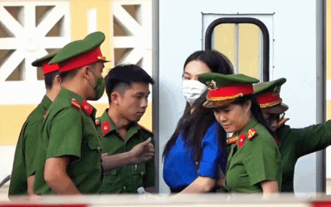 Cận cảnh Thuỳ Tiên bị còng tay áp giải đến toà, mặc áo màu xanh đặc biệt gây chú ý- Ảnh 1.