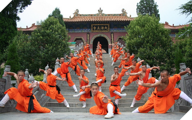 Khi Phim Thanh That: Scandal Thieu Lam Tu Va Loi Thoai Dinh Menh Thiếu Lâm Tự được khắc họa như một danh môn chính phái trong giới võ lâm, thường được ví von như một nơi đứng ra bảo vệ chính nghĩa.