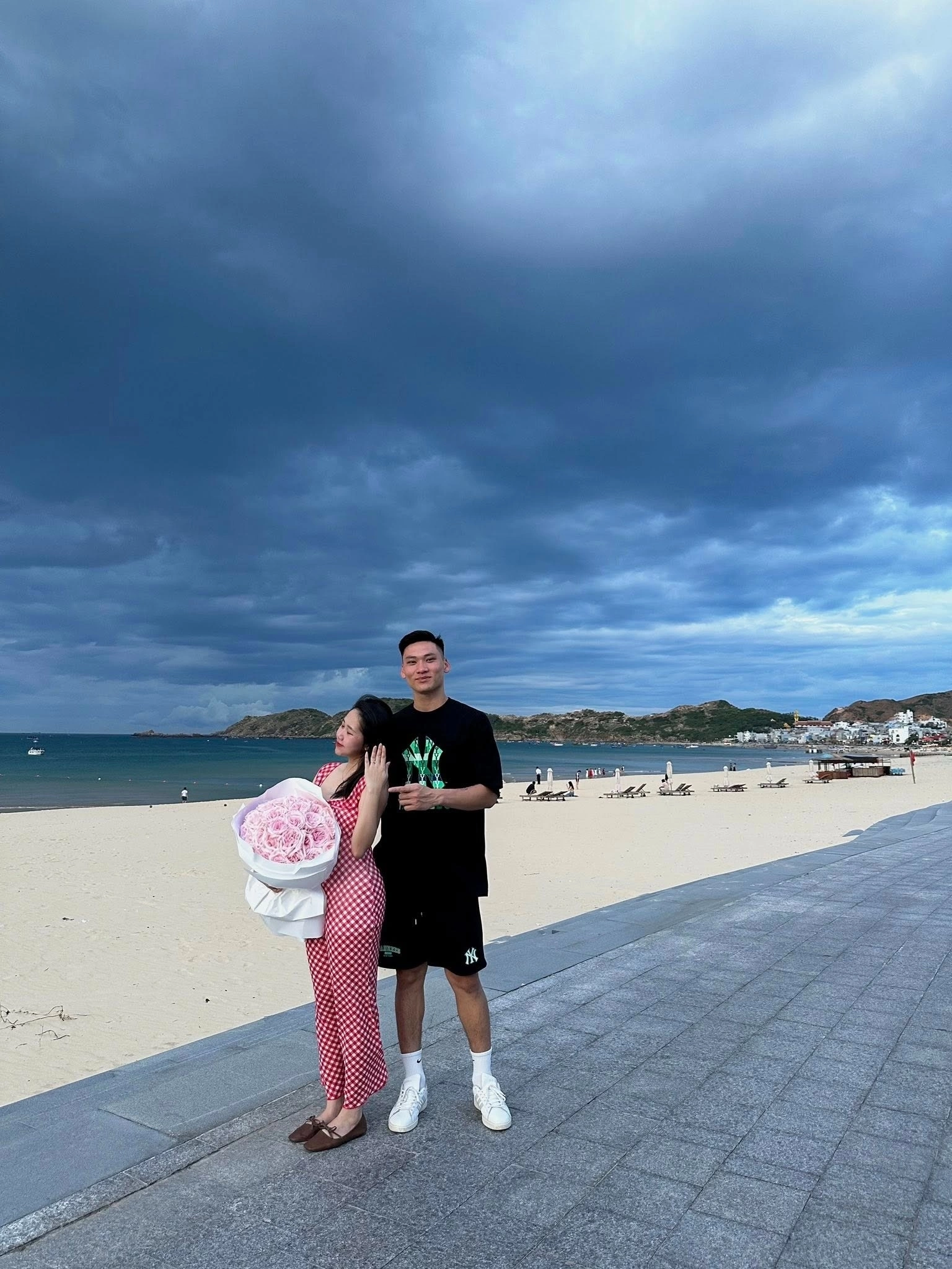 thu-mon-trinh-xuan-hoang-cuoi-chi-dep-tiep-vien-hang-khong-download-2025-09-24t082837-1758677353-1758684198-637-width1536height2048 Thủ môn Trịnh Xuân Hoàng cưới 'chị đẹp' tiếp viên hàng không - 5