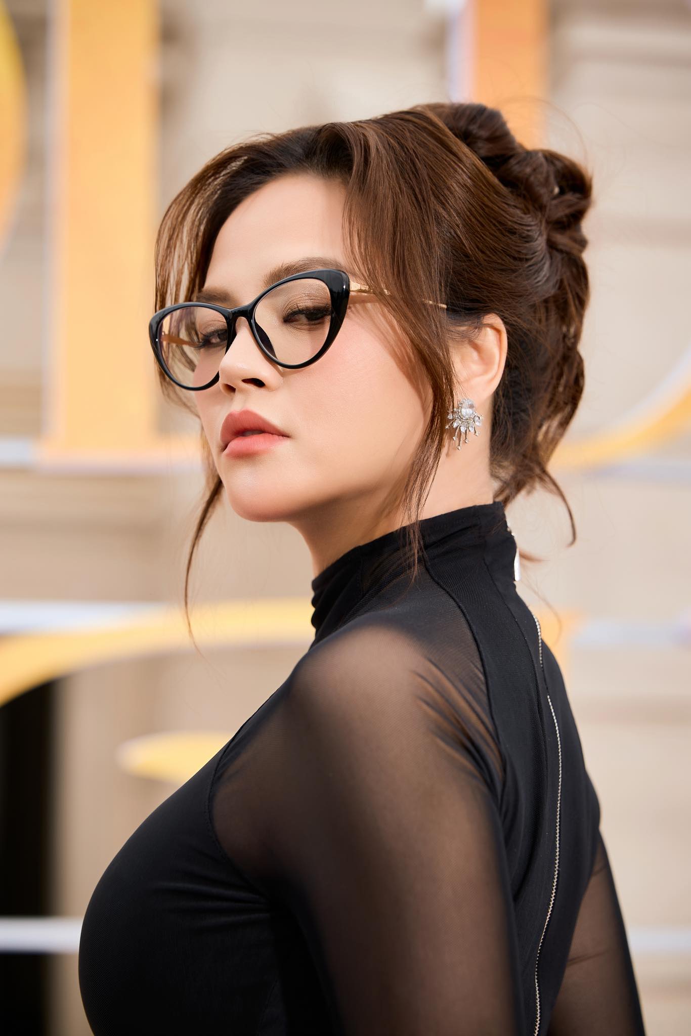 Mỹ nhân gây tranh cãi nhất phim Việt hiện tại: Đóng cảnh nào cũng trợn mắt, xinh đẹp mà trăm vai như một- Ảnh 5.