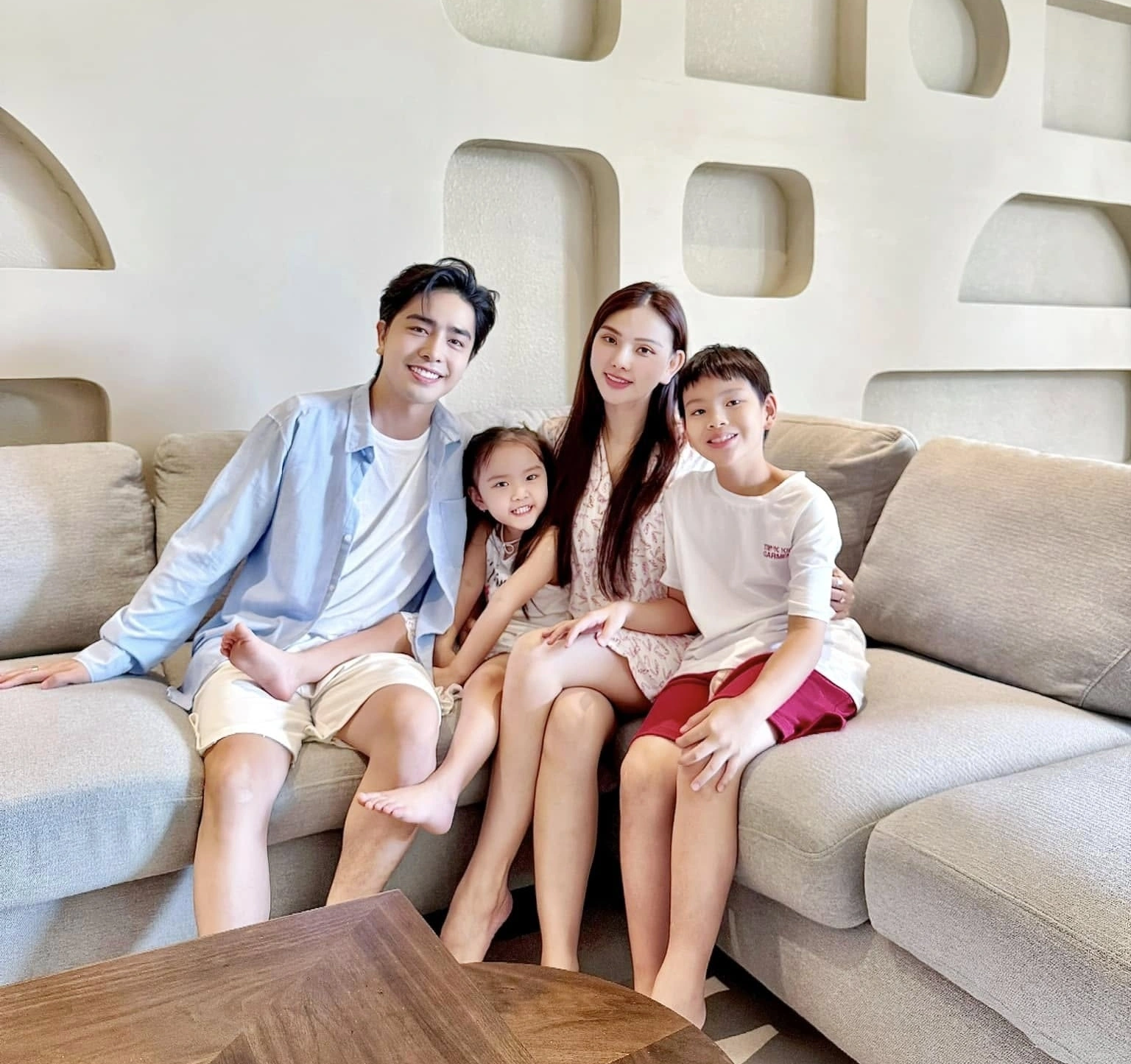 Nữ ca sĩ được mẹ chồng treo giải chục tỷ để sinh con, hôn nhân với chồng kém 11 tuổi đầy ngọt ngào- Ảnh 3.