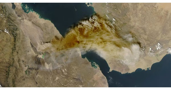 Núi lửa lần đầu tiên phun trào sau 12.000 năm, nhân chứng mô tả 'nổ như bom' thumb 2025 11 24t165653z 1424097974 rc 1764078386988 1764078387269352007160 1764078435765225155196jpg