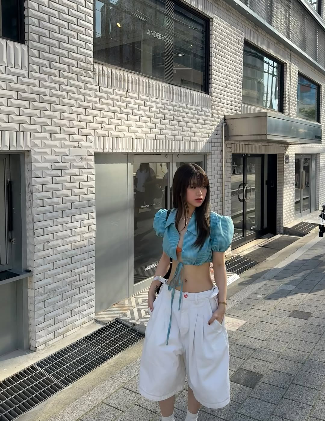 Linh Ka đổi gu, chăm khoe eo thon