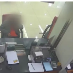 2 thanh niên đến ngân hàng rút 720 triệu đồng, nhân viên phát hiện tài khoản đã 3 năm không hoạt động, gọi cảnh sát vào cuộc điều tra thumb avatar1748169722524 17481697227641998089383 1748169832246669112650 21 76 499 840 crop 17481698401131656775613png