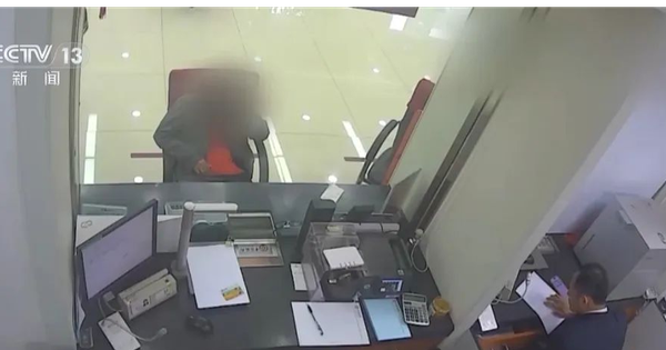 2 thanh niên đến ngân hàng rút 720 triệu đồng, nhân viên phát hiện tài khoản đã 3 năm không hoạt động, gọi cảnh sát vào cuộc điều tra thumb avatar1748169722524 17481697227641998089383 1748169832246669112650 21 76 499 840 crop 17481698401131656775613png