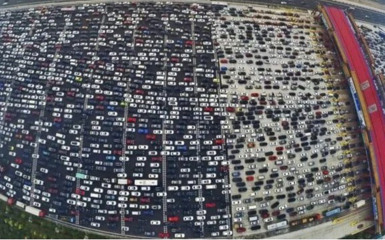 Vụ tắc đường lâu nhất thế giới: 12 ngày mắc kẹt, kéo dài 100 km, hình thành cả