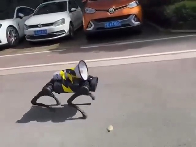 Xôn xao đoạn clip 12 giây quay cảnh đường phố chứng minh Thượng Hải rõ ràng thuộc về thế kỷ khác- Ảnh 1.