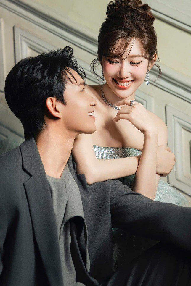 thuy-ngan-3-4145-4451-1742287233-778-width645height967 Bởi nam diễn viên có một chiếc áo giống y hệt chàng trai trong ảnh. Thêm vào đó, dù Thúy Ngân đeo nhẫn ở ngón giữa chứ không phải ngón áp út như thông thường thì đây vẫn được xem là nhẫn đính hôn. Bởi trong văn hóa phương Đông, nhẫn đính hôn sẽ đeo ở ngón giữa bàn tay trái chứ không phải ngón áp út như phương Tây. Người châu Á cho rằng ngón giữa bàn tay trái đại diện cho chính mình, và chiếc nhẫn đeo vị trí này ngầm thể hiện bạn đã thuộc về người khác.