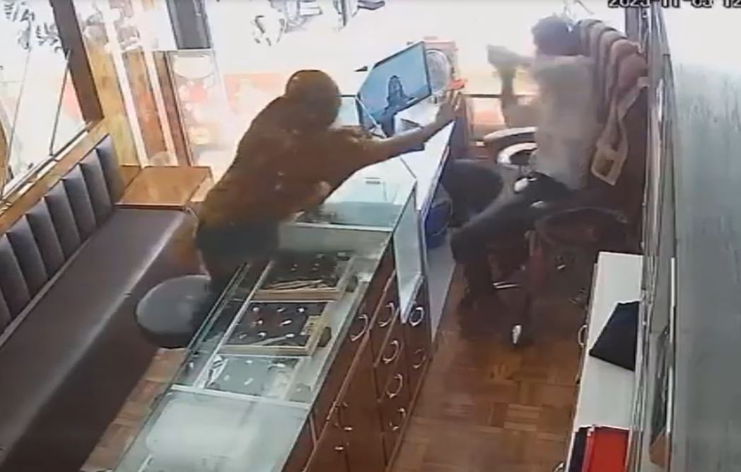 Ném ớt bột vào mặt chủ tiệm vàng để cướp, người phụ nữ nhận kết đắng- Ảnh 1.