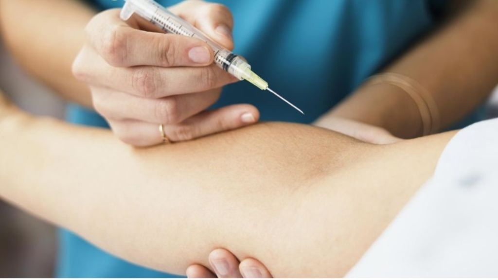 Cụ bà qua đời vì y tá tiêm