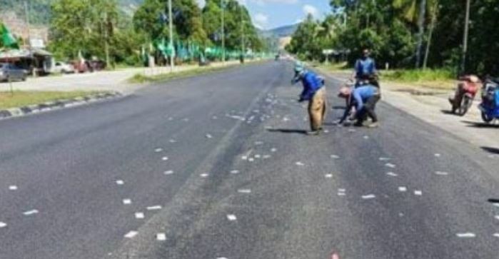 Tiền mặt rơi khỏi cốp xe, vương vãi trên đường và câu chuyện buồn phía sau- Ảnh 1. Tiền mặt rơi khỏi cốp xe, vương vãi trên đường và câu chuyện buồn phía sau- Ảnh 1.