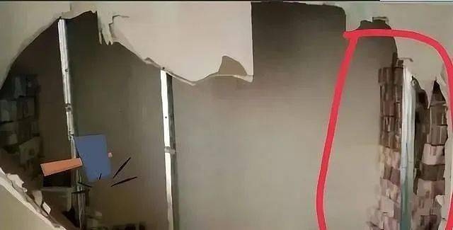 Sửa nhà, người đàn ông sốc nặng khi phát hiện 277 tỷ đồng tiền mặt- Ảnh 2.