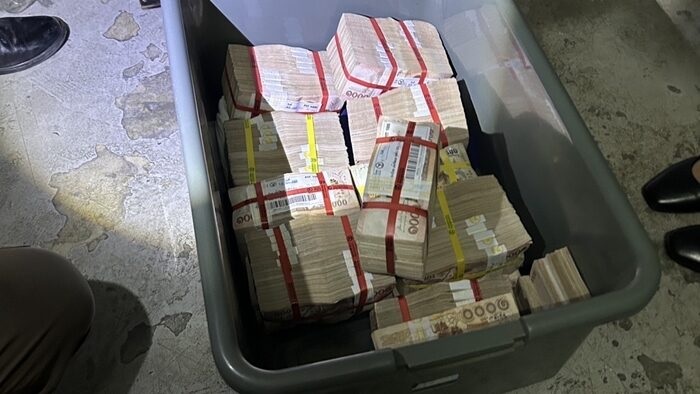Cô gái sốc nặng khi tìm thấy 9,5 tỷ đồng trong chiếc hộp vứt cạnh thùng rác- Ảnh 2.