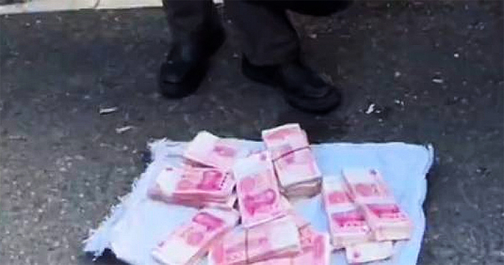 Người đàn ông tâm thần đem ‘núi’ tiền ra chợ phát, tiền thật mà không ai dám lấy- Ảnh 1. Người đàn ông tâm thần đem ‘núi’ tiền ra chợ phát, tiền thật mà không ai dám lấy- Ảnh 1.