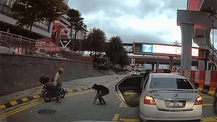 Tiền vương vãi khắp đường, camera hành trình ghi được điều đặc biệt - 1