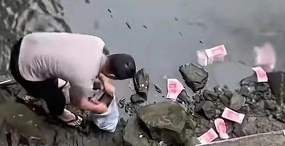 Tiền rơi đầy mặt sông. Ảnh: Sohu