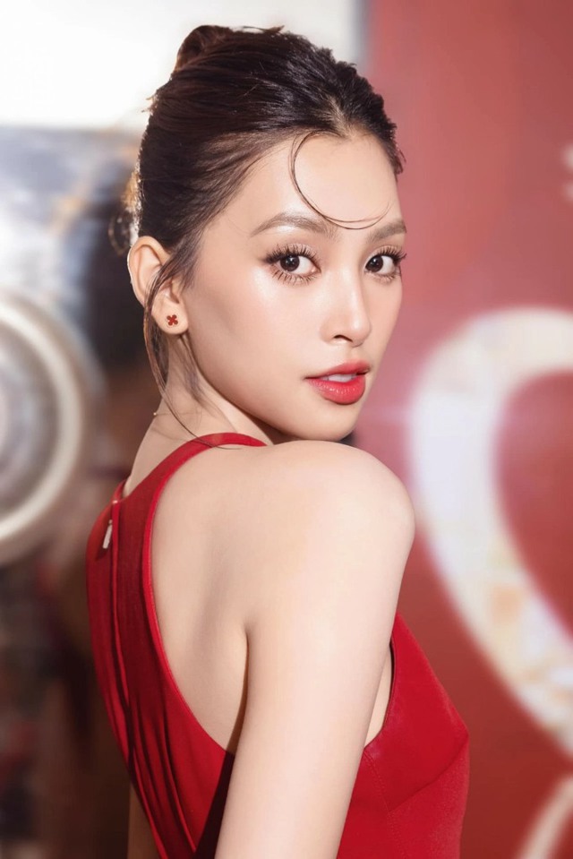 Màn đổ bộ bùng nổ visual: Hoa hậu Tiểu Vy hóa nữ thần, Midu lên hương nhan sắc hậu làm dâu hào môn!- Ảnh 8.