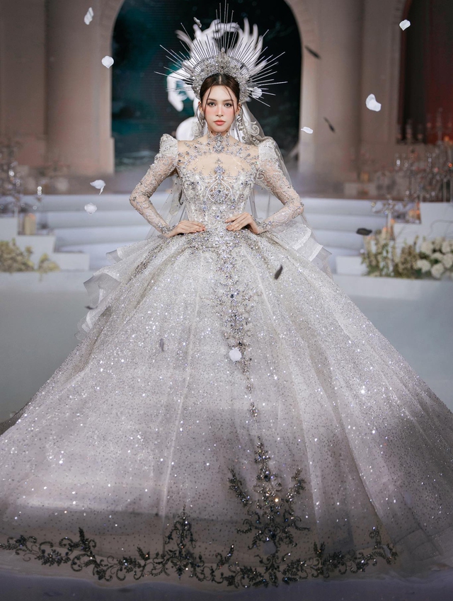 Màn đổ bộ bùng nổ visual: Hoa hậu Tiểu Vy hóa nữ thần, Midu lên hương nhan sắc hậu làm dâu hào môn!- Ảnh 4.