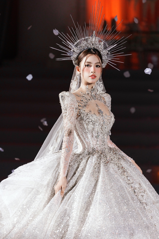 Màn đổ bộ bùng nổ visual: Hoa hậu Tiểu Vy hóa nữ thần, Midu lên hương nhan sắc hậu làm dâu hào môn!- Ảnh 3.