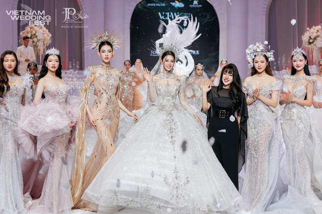 Màn đổ bộ bùng nổ visual: Hoa hậu Tiểu Vy hóa nữ thần, Midu lên hương nhan sắc hậu làm dâu hào môn!- Ảnh 1.