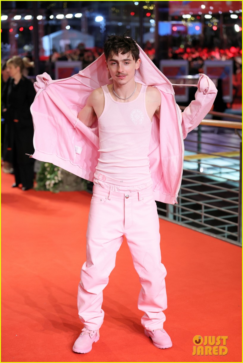 "Chàng thơ" của Hollywood nổi loạn hay khác biệt? timothee chalamet pink outfit for berlin film festival 01 1 31021811818990153590622 1739616355418 1739616355795625210469
