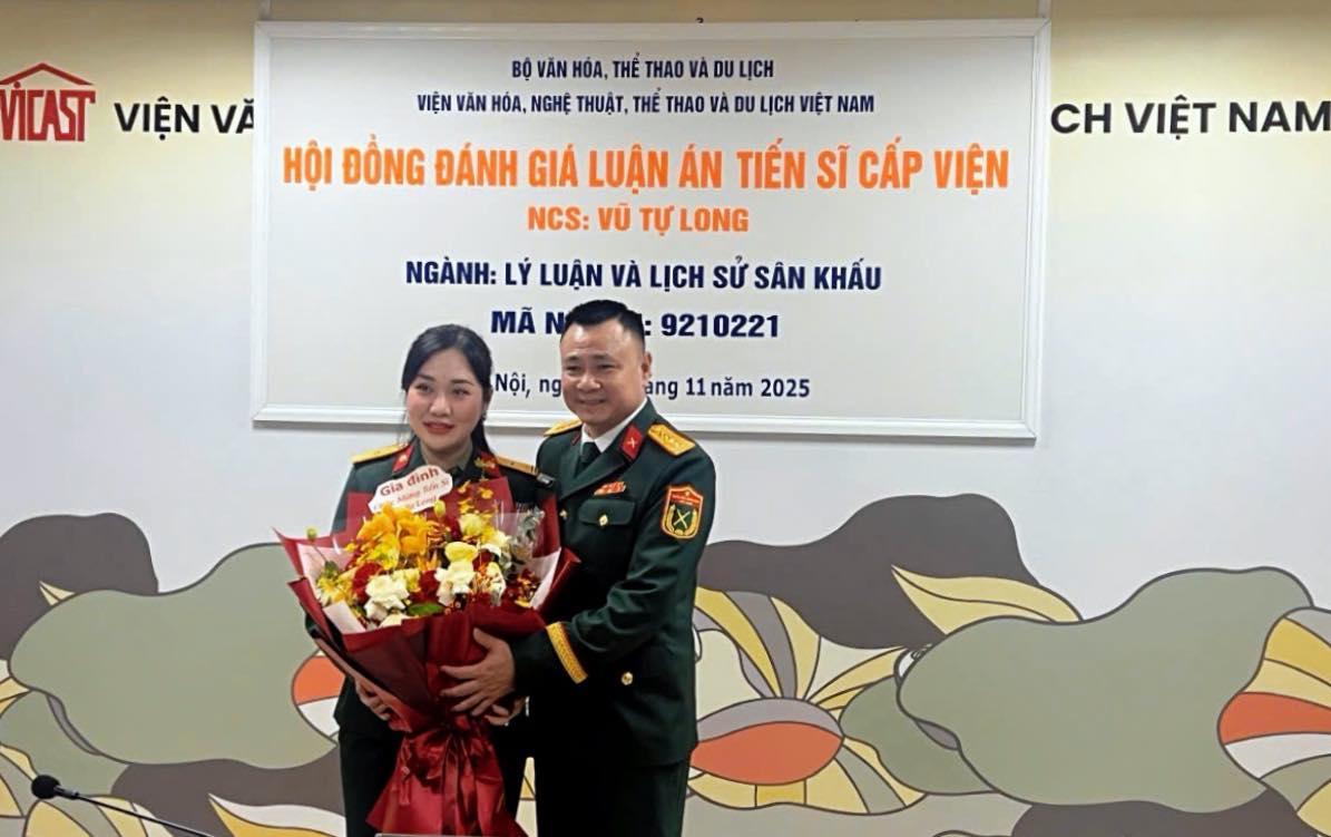 NSND Tự Long thành tiến sĩ đầu tiên của Nhà hát Chèo Quân đội- Ảnh 1. NSND Tự Long thành tiến sĩ đầu tiên của Nhà hát Chèo Quân đội- Ảnh 1.