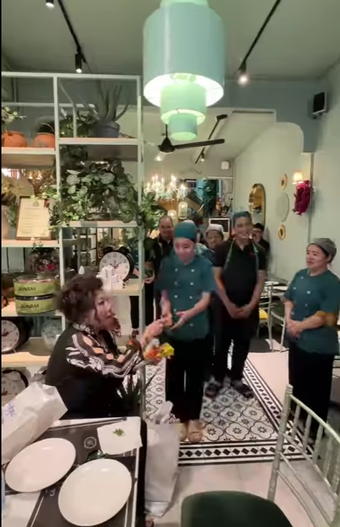 tn1-1737597598369-17375975986251698877338 "Bà trùm" từng 9 lần cưới Thanh Bạch: Vừa ăn xong, gọi nhân viên xếp hàng phát tiền tn1 1737597598369 17375975986251698877338