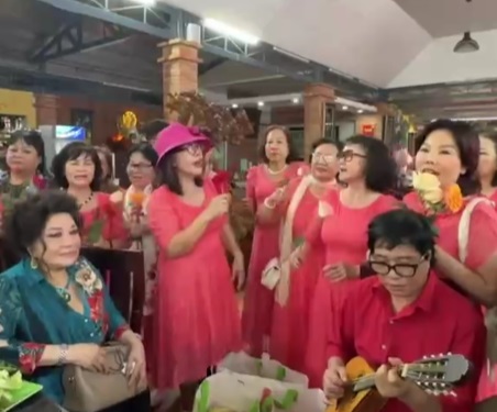 tn3-1737597600448-173759760066154637637 "Bà trùm" từng 9 lần cưới Thanh Bạch: Vừa ăn xong, gọi nhân viên xếp hàng phát tiền tn3 1737597600448 173759760066154637637