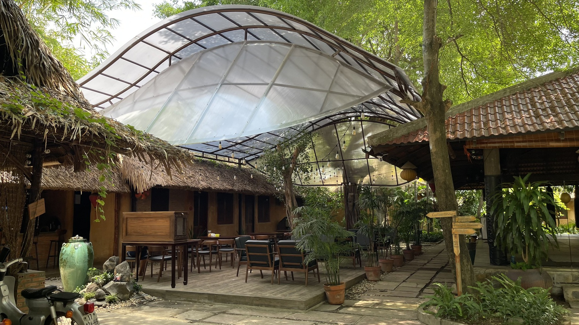 Diễn viên ở nhà 1.800m2 đẹp như resort: Gia tộc lừng lẫy, 51 tuổi lại độc thân, con gái xinh như hoa hậu- Ảnh 5. Diễn viên ở nhà 1.800m2 đẹp như resort: Gia tộc lừng lẫy, 51 tuổi lại độc thân, con gái xinh như hoa hậu- Ảnh 5.