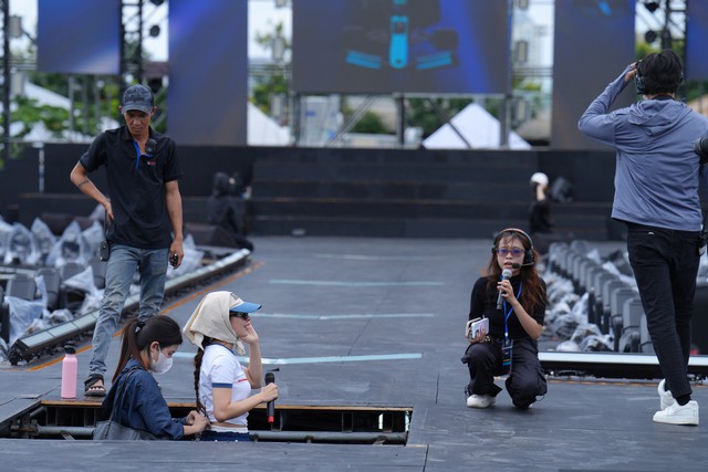 Chi Pu đây rồi: Đi tổng duyệt thôi mà chất cỡ này, visual đời thường chấp mọi góc chụp- Ảnh 8.