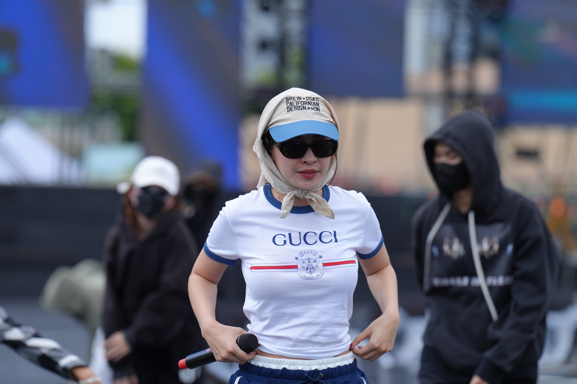 Chi Pu đây rồi: Đi tổng duyệt thôi mà chất cỡ này, visual đời thường chấp mọi góc chụp- Ảnh 1.